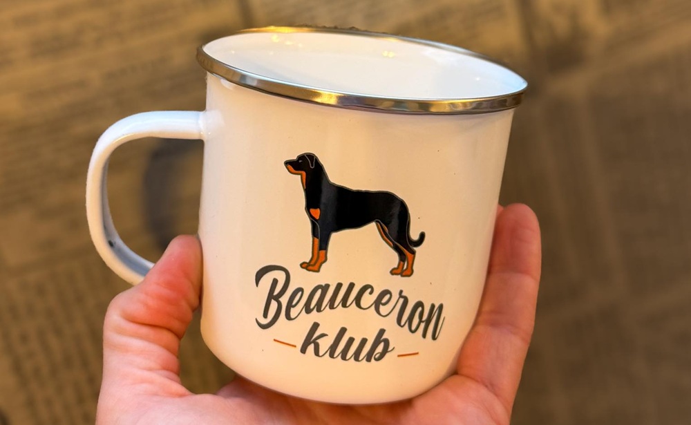 Na klubových výstavách si lze zakoupit i předměty s beaucerony Na klubových výstavách si lze zakoupit i předměty s beaucerony